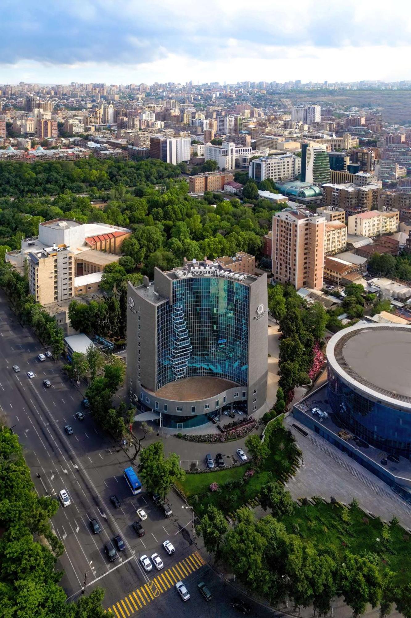 Doubletree By Hilton Yerevan City Centre Exterior photo