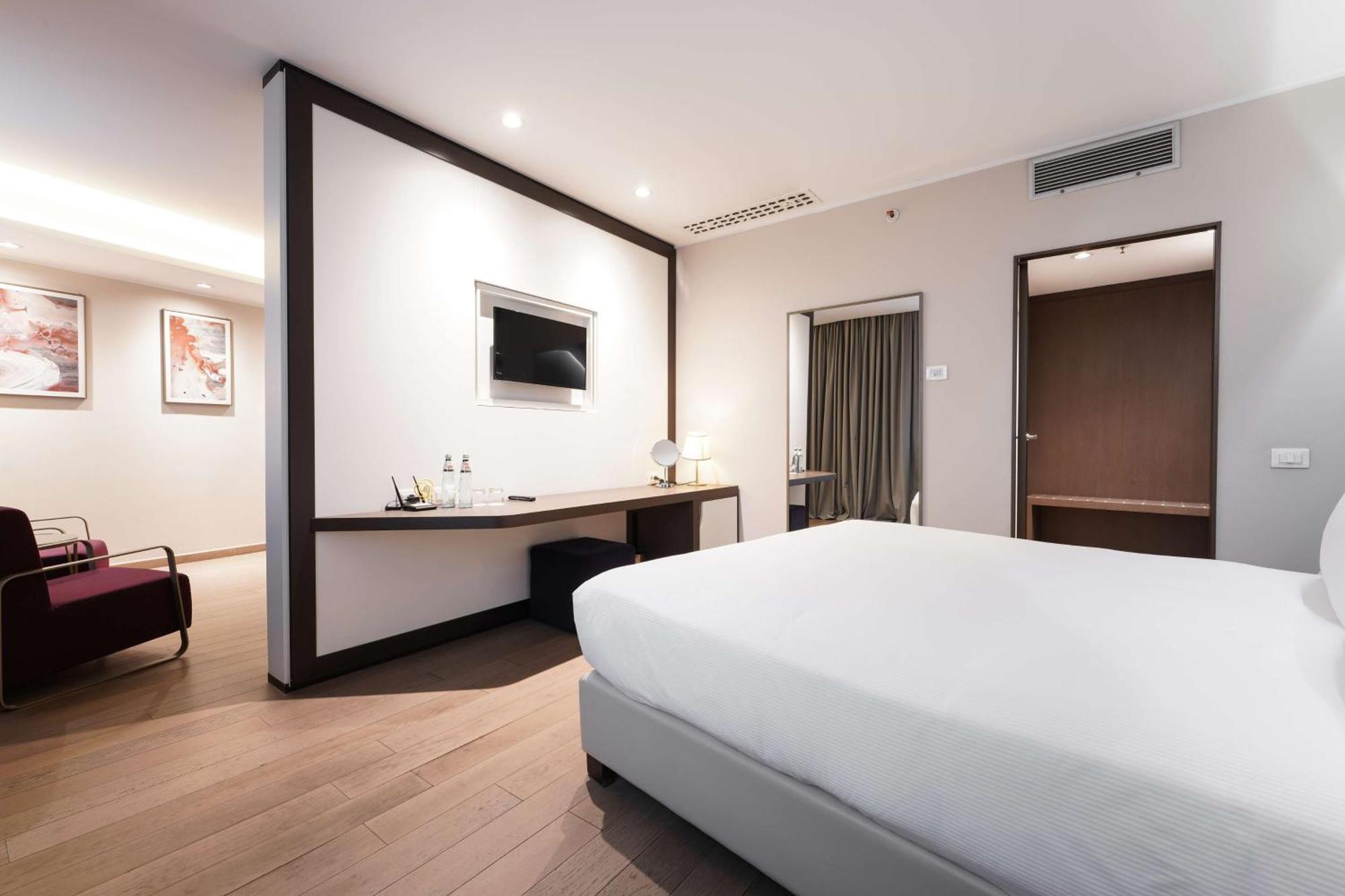 Doubletree By Hilton Yerevan City Centre Exterior photo