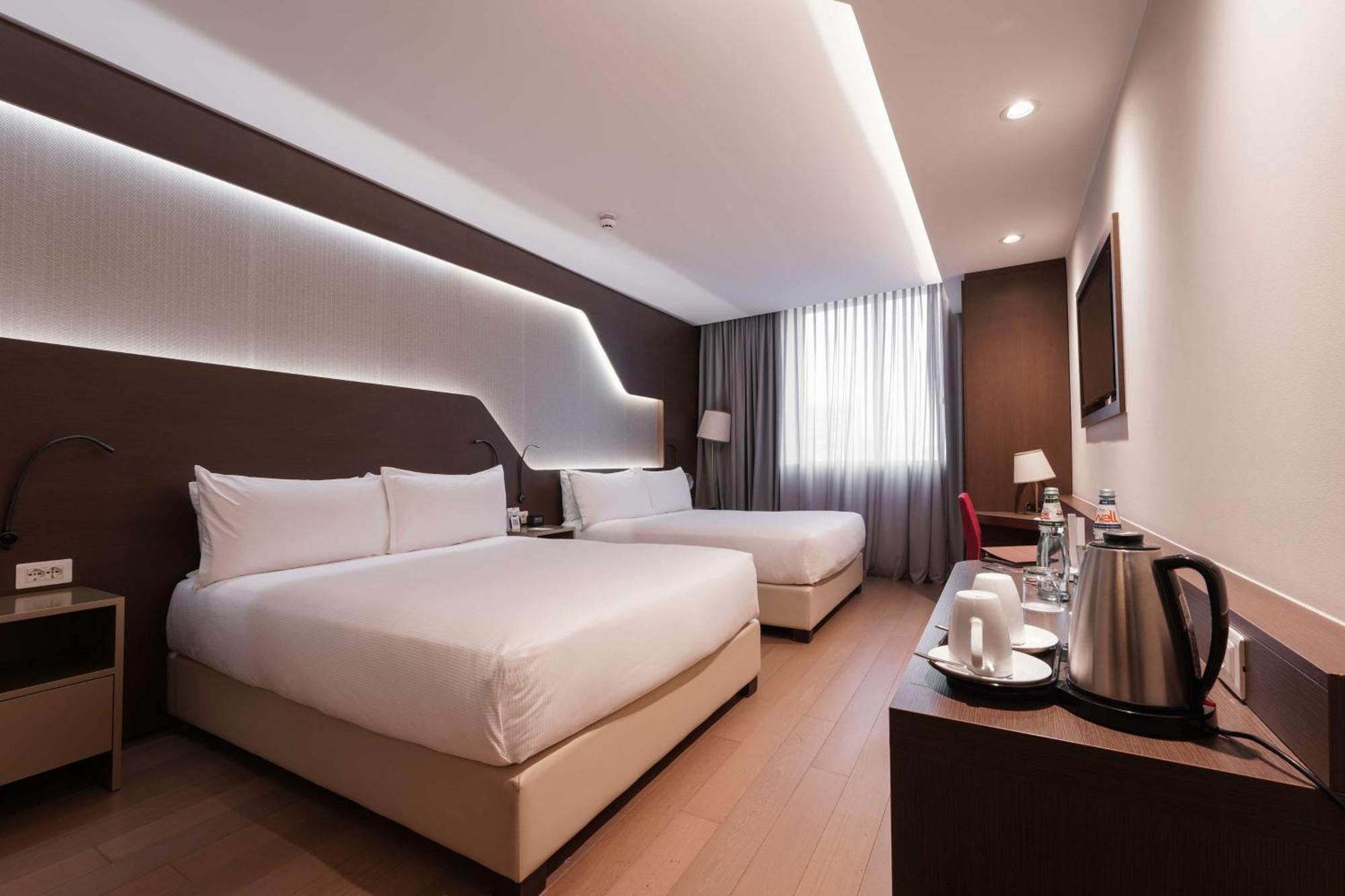 Doubletree By Hilton Yerevan City Centre Exterior photo