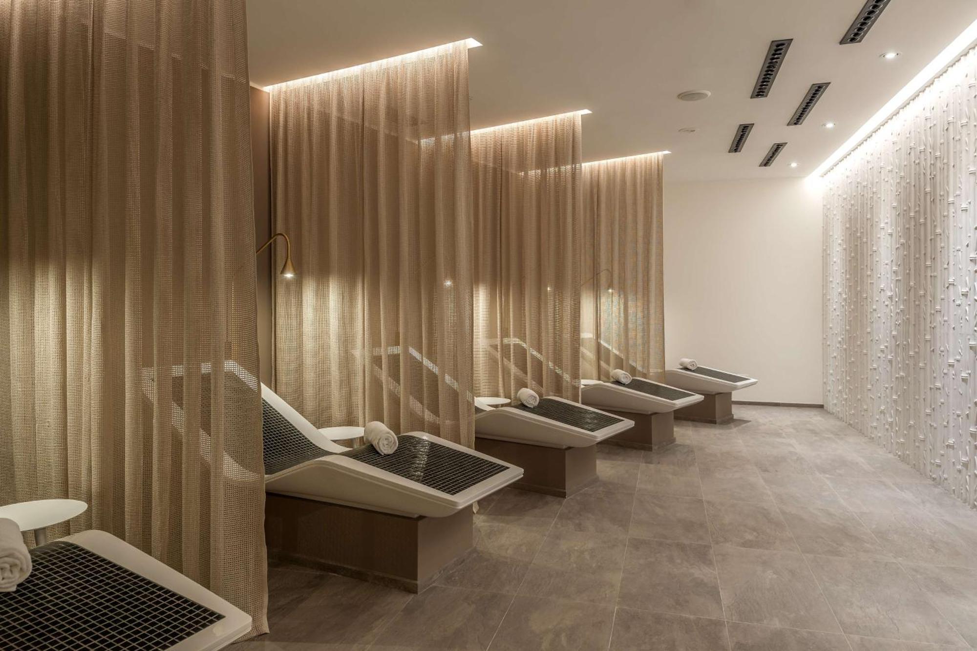 Doubletree By Hilton Yerevan City Centre Exterior photo