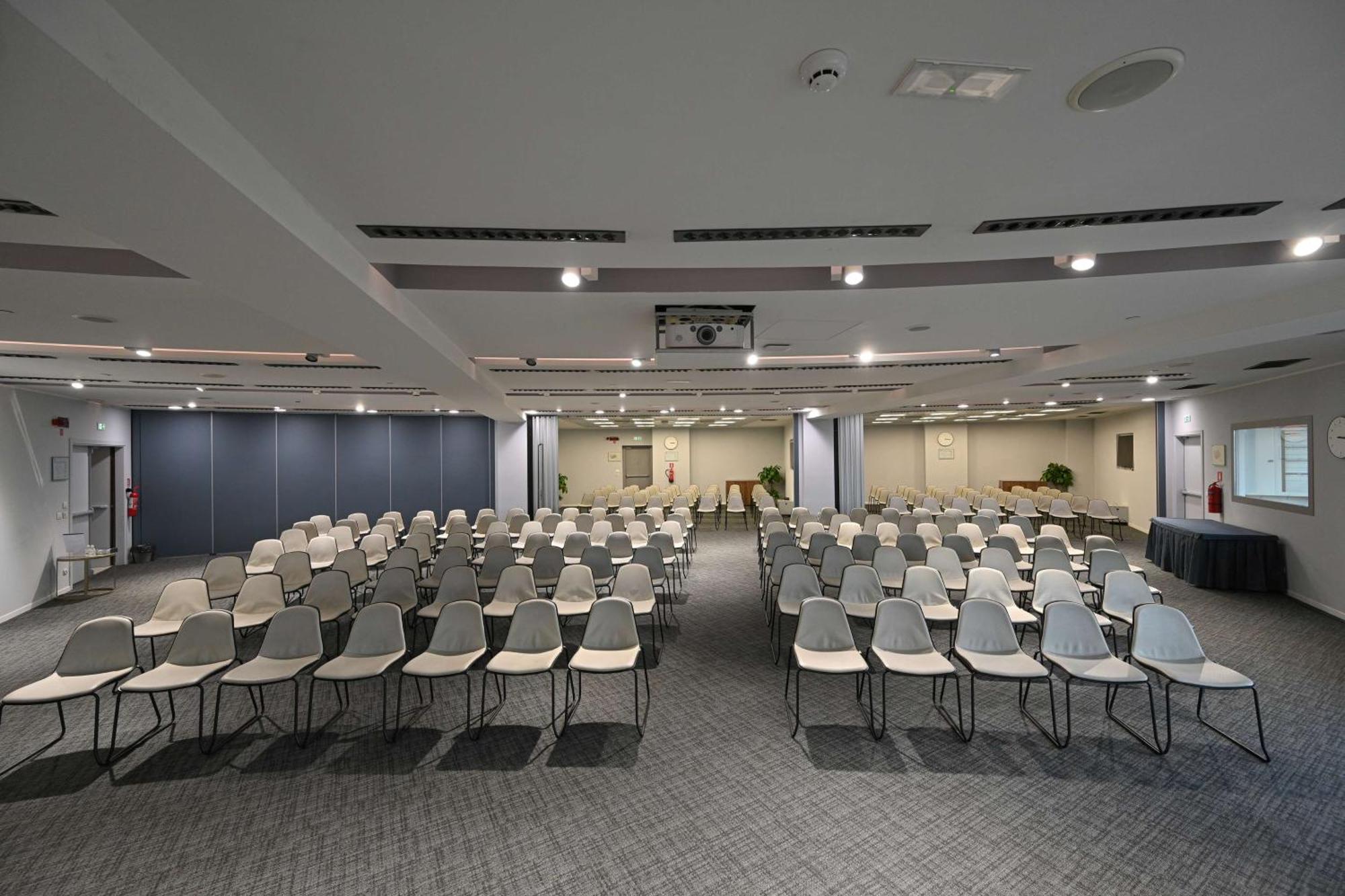 Doubletree By Hilton Yerevan City Centre Exterior photo