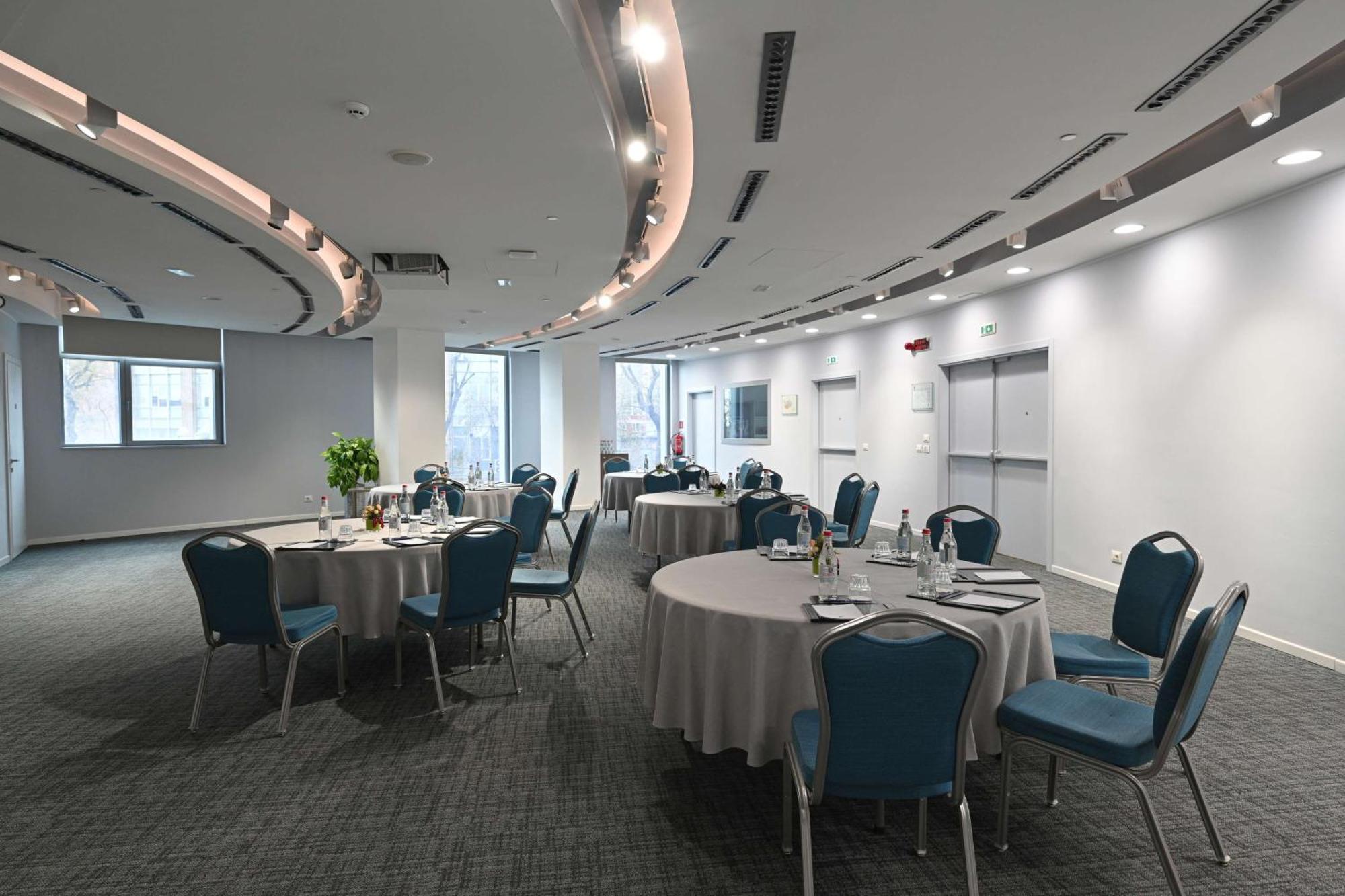 Doubletree By Hilton Yerevan City Centre Exterior photo